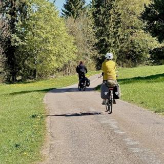 Cyclistes en VTT sur un chemin du Val de Travers dans le Jura suisse près des Cernets