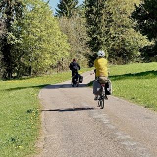 Cyclistes VTT, sur un itinéraire GTJ dans le Val de Travers, étape nature et randonnée dans le Jura neuchâtelois