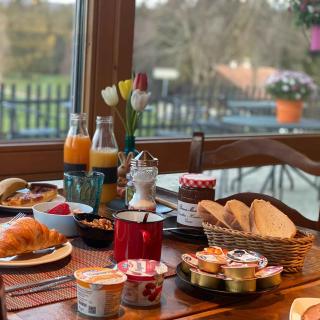 Petit déjeuner avec vue sur le jardin aux Cernets dans le Jura suisse, séjour nature et détente