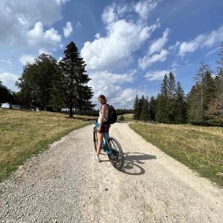 Balade en vélo ou VTT gravel dans les paysages autour des Cernets dans le Jura suisse
