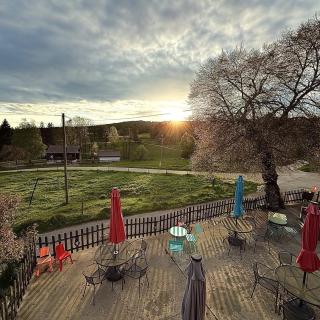 Vue de la terrasse de l'Hôtel Les Cernets aux Verrières dans le Val de Travers avec environnement naturel du Jura suisse