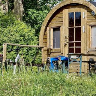 Tiny House de l'Hôtel Les Cernets avec vélo électrique dans le Jura suisse, proche de la GTJ et du Lac des Taillères