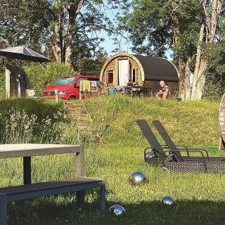 Van aménagé stationné aux Cernets avec hébergement nature et espace détente dans le Val de Travers