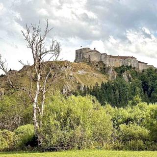 Vue sur le Château de Joux dominant les forêts du Haut-Doubs, près de la frontière suisse
