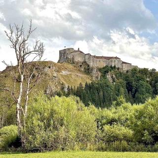 Vue sur le Château de Joux dominant les forêts du Haut-Doubs, près de la frontière suisse