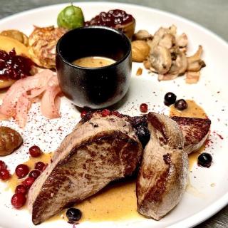 Médaillons de chevreuil poêlés, sauce crème, garniture complète de chasse