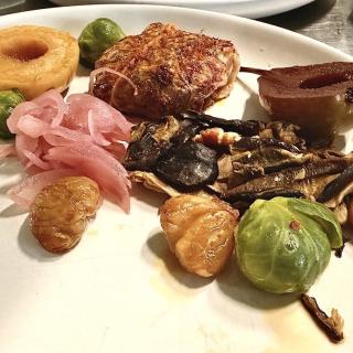 Légumes et garniture de chasse, pomme et poire au vin rouge, choux de Bruxelles, Marrons glacés, cèpes de bordeaux aux lardons, oignons au sirop, Charteuse