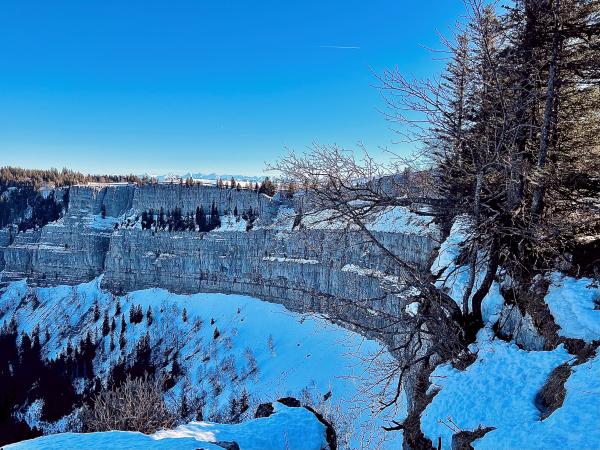 creux du van hivers cirque falaises hivers neige