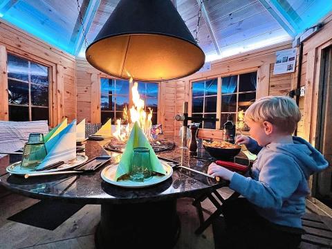 Repas insolite au Val de Travers Cabane barbecue en extérieur Jura suisse