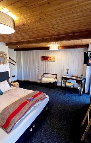 Chambre spacieuse familiale Hôtel Les Cernets Val de travers