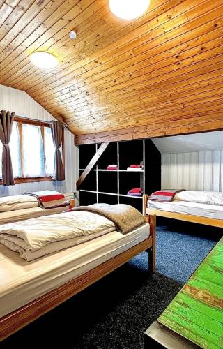 Chambre 3 lits idéal randonneur GTJ VTT Val de Travers Jura suisse