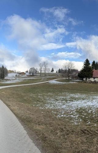 Chemin gtj gr5 val de travers balade jura suisse Hotel Les Cernets