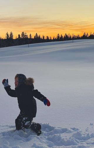 Balade hivernale Val de Traves Neige coucher de soleil Les Cernets
