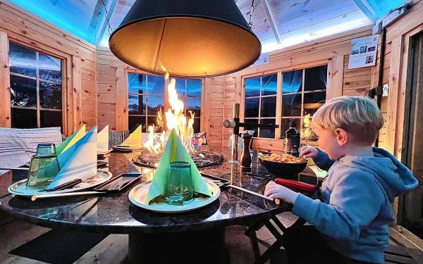 Repas insolite au Val de Travers Cabane barbecue en extérieur Jura suisse