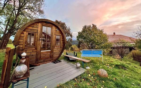 Tiny House en pleine nature au lever du soleil aux Cernets dans le Val-de-Travers Jura suisse