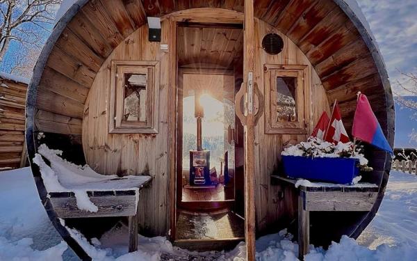 Sauna panoramique extérieur au Val de Travers Hôtel Les Cernets Jura suisse