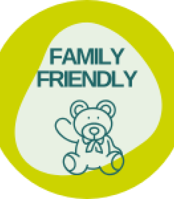 Logo "Family Friendly" de l'Hôtel Restaurant Les Cernets, avec un ourson à vélo dans un cercle jaune